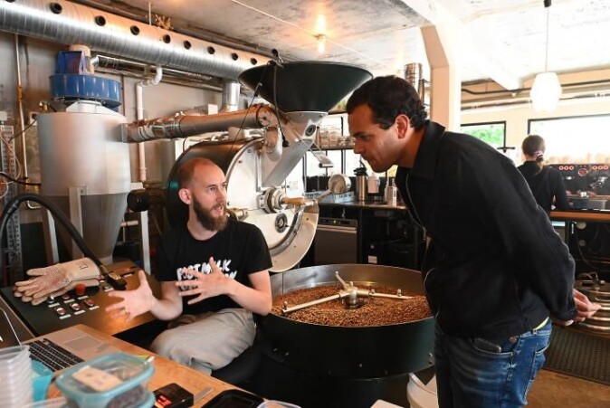 Lysbrent kaffe er en skandinavisk spesialitet. Ludvik Bonna Hopstock hos Fuglen forklarer Marcel Moura hvordan han går fram under brenningen. Lysbrent kaffe er en skandinavisk spesialitet. Ludvik Bonna Hopstock hos Fuglen forklarer Marcel Moura hvordan han går fram under brenningen.
