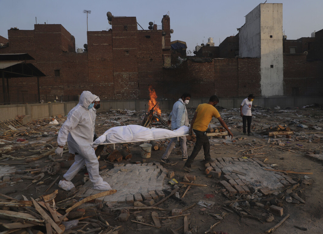 Familiemedlemmer og frivillige bærer et koronaoffer i New Delhi i India. Familiemedlemmer og frivillige bærer et koronaoffer i New Delhi i India.