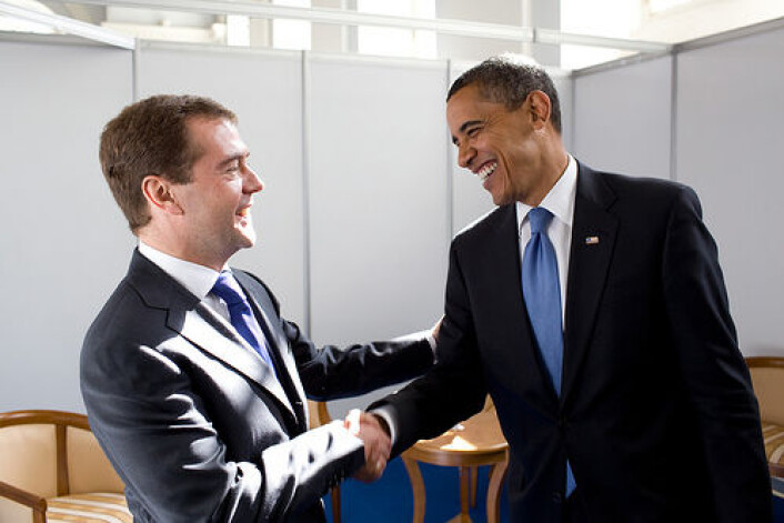 Presidentene Barack Obama og Dmitrij Medvedev i Russland i sommer. Barack Obama har fulgt en målrettet visjon om å bort alle atomvåpen og har gjenreist troen på nedrustningsavtaler i USA. (Foto: Offisielt foto fra Det hvite hus/Pete Souza) Presidentene Barack Obama og Dmitrij Medvedev i Russland i sommer. Barack Obama har fulgt en målrettet visjon om å bort alle atomvåpen og har gjenreist troen på nedrustningsavtaler i USA. (Foto: Offisielt foto fra Det hvite hus/Pete Souza)