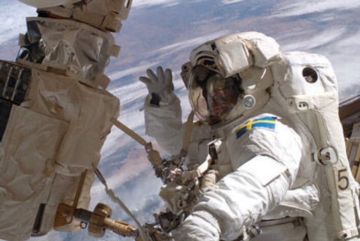 Christer Fuglesang vinker til kameraet mens han er på romvandring utenfor den internasjonale romstasjonen.Foto: NASA. Christer Fuglesang vinker til kameraet mens han er på romvandring utenfor den internasjonale romstasjonen.Foto: NASA.
