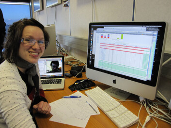 Lillian Smestad på sin første vakt i Atlas Distributed Computing. Godt å ha veileder, professor Alex Reed, på videolink hjemmefra. (Foto: Maiken Pedersen) Lillian Smestad på sin første vakt i Atlas Distributed Computing. Godt å ha veileder, professor Alex Reed, på videolink hjemmefra. (Foto: Maiken Pedersen)