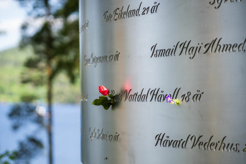 – De så venner dø. Det er en grunn til at angrepet skiller seg fra andre traumatiske hendelser for de overlevende, sier forskningsleder Grete Dyb ved NKVTS. Blldet viser minnesmerket i Lysningen med de inngraverte navnene til de 69 menneskene som ble drept i terrorangrepet på Utøya den 22. juli 2011.