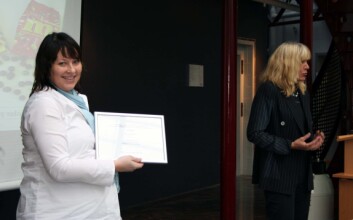"Marbios Jeanette Hammer Andersen (t.v.) mottar 50 000 kroner i åpningsgave fra divisjonsdirektør Christina Abildgaard i Norges forskningsråd." "Marbios Jeanette Hammer Andersen (t.v.) mottar 50 000 kroner i åpningsgave fra divisjonsdirektør Christina Abildgaard i Norges forskningsråd."