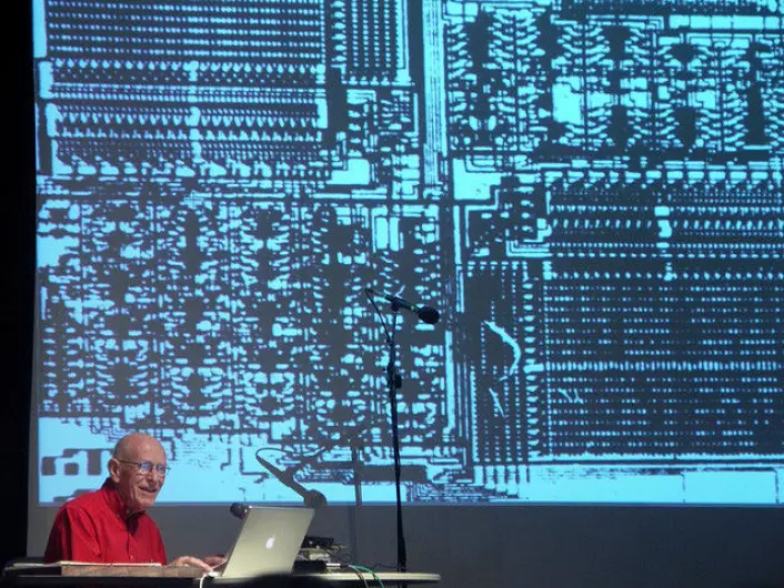 Fra et foredrag hvor Max Mathews forteller om alle datamaskinene han har brukt opp gjennom årene.(Foto: Kham (Flickr))