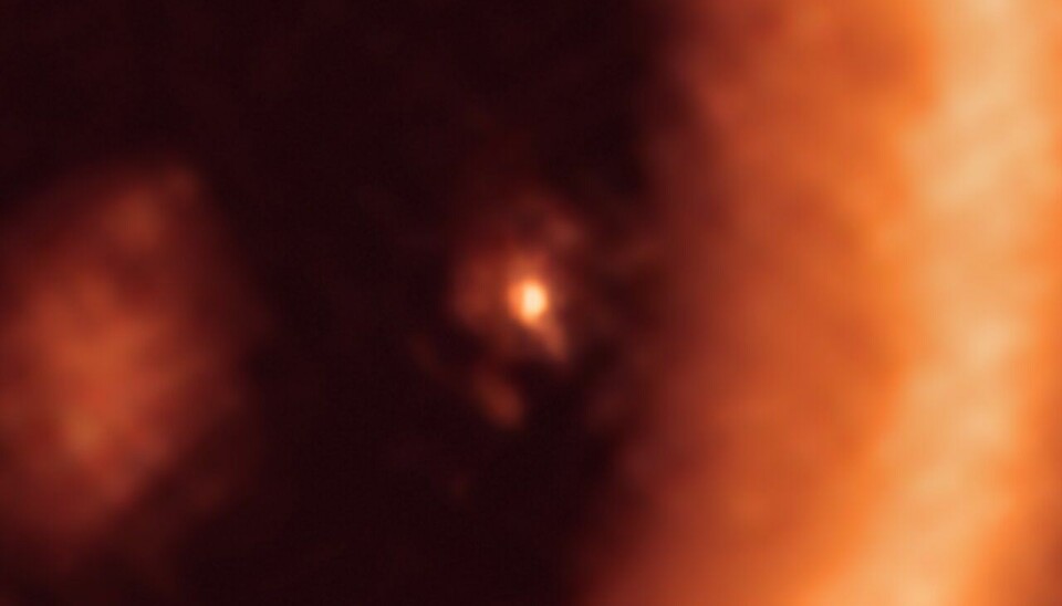 Den lysende flekken midt i bildet er planeten PDS 70c. Bildet viser tydelig at planeten har sin egen skive av gass og støv rundt seg. I denne skiven kan det dannes måner.