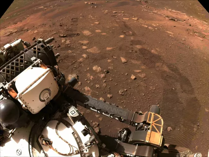 På Mars er det også kaldt, tørt og fullt av salter. Her er Perceverance som leter etter tegn på liv på planeten.