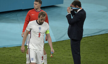 Respektløst og lite klokt da de engelske spillerne tok av seg sølvmedaljen under fotball-EM