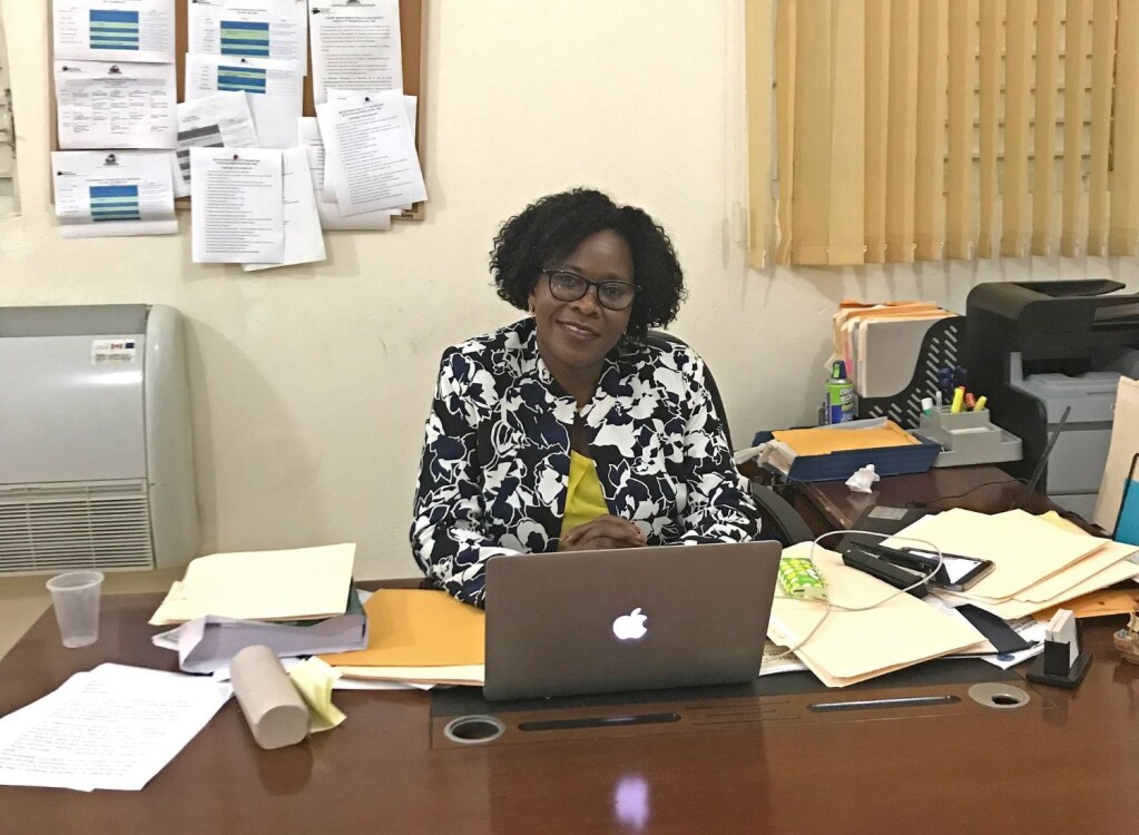 Land rammet av blodige kriger og konflikter får ofte klart flere kvinnelige dommere. Her dommer Magui Florestal på Haiti. Land rammet av blodige kriger og konflikter får ofte klart flere kvinnelige dommere. Her dommer Magui Florestal på Haiti.