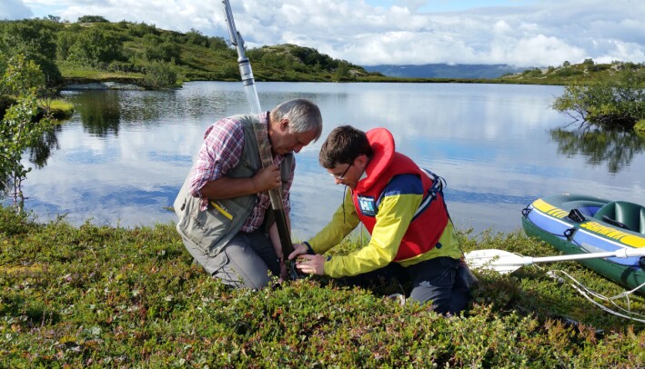 Antony G. Brown og Peter Heintzman tar prøver av innsjøsedimenter fra Nesservatnet i Alta. Antony G. Brown og Peter Heintzman tar prøver av innsjøsedimenter fra Nesservatnet i Alta.