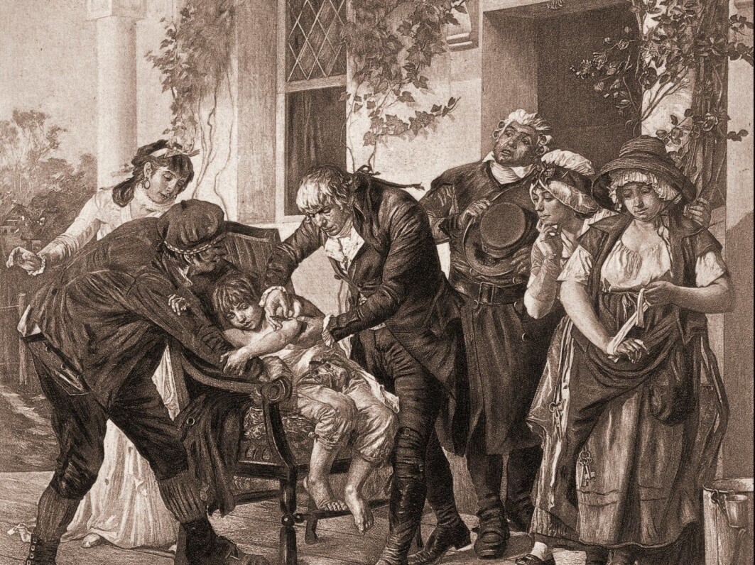 Her blir James Phipps den første som blir vaksinert mot kopper. Han fikk sprøyta i 1796 da Phipps var 8 år gammel. Det er Edward Jenner som setter sprøyta. Han regnes som opphavsmannen til moderne vaksinasjon. Her blir James Phipps den første som blir vaksinert mot kopper. Han fikk sprøyta i 1796 da Phipps var 8 år gammel. Det er Edward Jenner som setter sprøyta. Han regnes som opphavsmannen til moderne vaksinasjon.