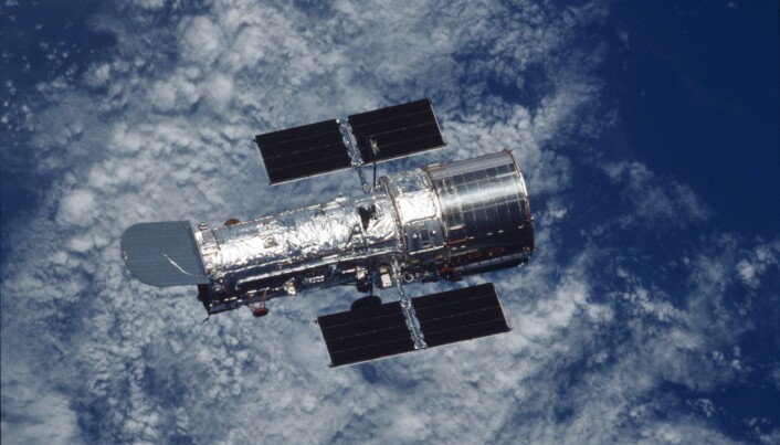 Romteleskopet Hubble over jorden etter at astronauter fra romferga Columbia utførte reparasjoner på teleskopet i 2002. Romteleskopet Hubble over jorden etter at astronauter fra romferga Columbia utførte reparasjoner på teleskopet i 2002.
