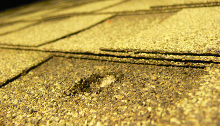 Et lite krater på et hustak i California. Et fragment på 62 gram slo inn i taket i 2012. Et lite krater på et hustak i California. Et fragment på 62 gram slo inn i taket i 2012.
