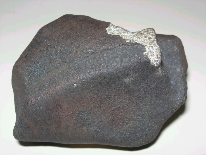 Et eksempel på et meteoritt-fragment som overlevde turen ned til jordoverflaten. Denne veier noen hundre gram og ble funnet i Brasil på 1970-tallet. Et eksempel på et meteoritt-fragment som overlevde turen ned til jordoverflaten. Denne veier noen hundre gram og ble funnet i Brasil på 1970-tallet.