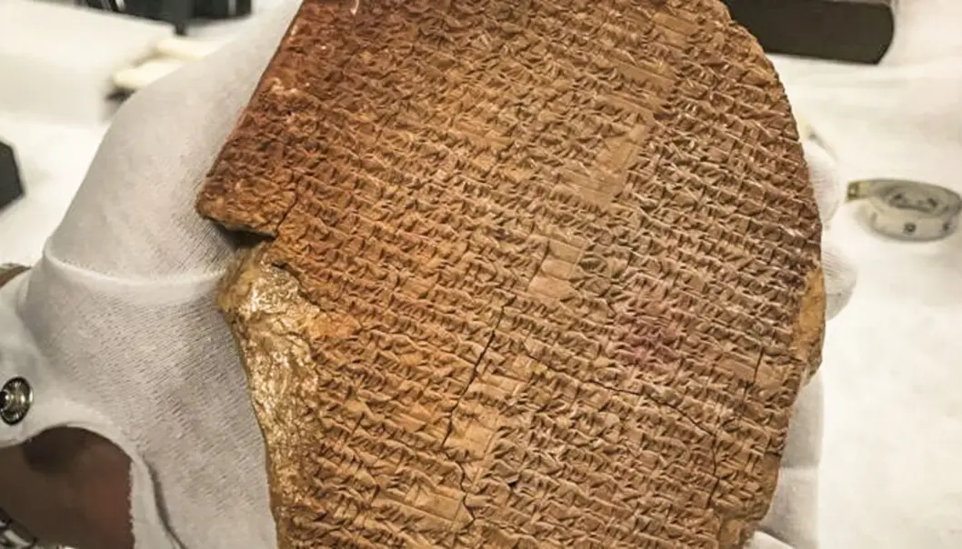 En av de mest verdifulle gjenstandene som nå blir returnert fra USA, er en 3500 år gammel steintavle der en sekvens fra det episke diktet Gilgamesj er nedskrevet. En av de mest verdifulle gjenstandene som nå blir returnert fra USA, er en 3500 år gammel steintavle der en sekvens fra det episke diktet Gilgamesj er nedskrevet.