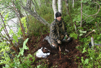 Her arbeides det ved et funnsted i skogen. (Foto: Kaprolat-komiteen) Her arbeides det ved et funnsted i skogen. (Foto: Kaprolat-komiteen)