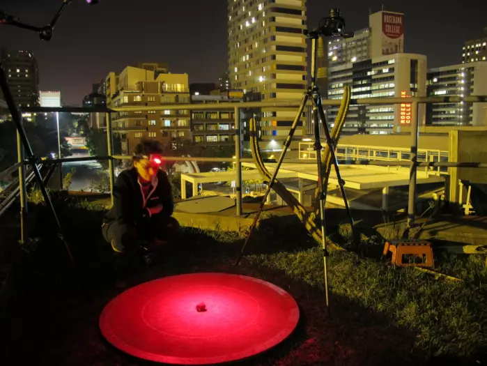 Her sitter en av forskerne på et tak i Johannesburg mens en møkkabille prøver å orientere seg.