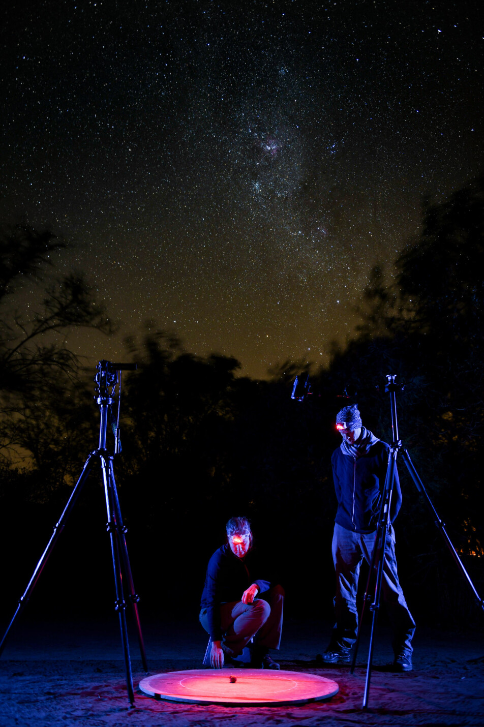 Her er forskerne midt i ødemarka, og her kan møkkabilla tydelig se stjernene på nattehimmelen.