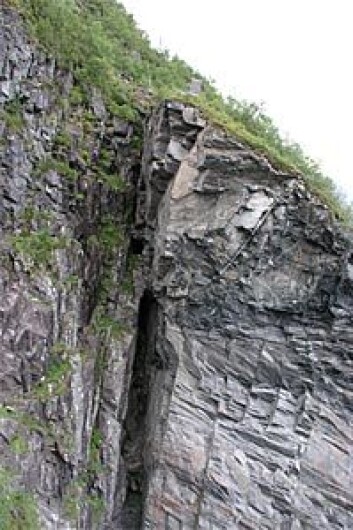 "Ustabil fjellhammer i Tafjord. Blokka er omtrent 40 meter bred og 100-200 meter høy." "Ustabil fjellhammer i Tafjord. Blokka er omtrent 40 meter bred og 100-200 meter høy."