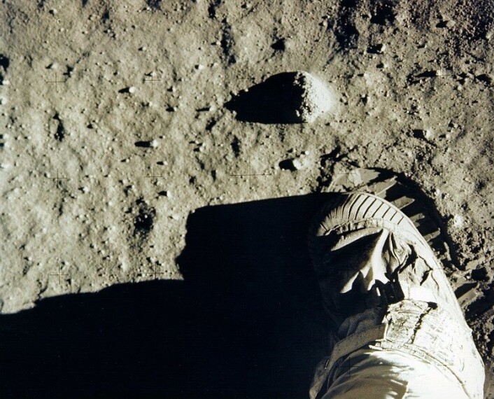 Buzz Aldrins fot og fotspor på månen. (Foto: NASA) Buzz Aldrins fot og fotspor på månen. (Foto: NASA)