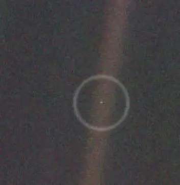 Dette bildet av jorda tok Voyager 1 i 1990 i en avstand på 6,1 milliarder kilometer. Allerede den gangen var jorda mindre enn ett bildeelement i kameraet. I dag er sonden nesten dobbelt så langt unna. (Foto: NASA)