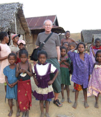 Øystein Jensen under eit forskingsopphald i byen Andemaka på Madagaskar for å intervjue høvdingar om kva dei tenkjer om turisme. (Foto: Privat) Øystein Jensen under eit forskingsopphald i byen Andemaka på Madagaskar for å intervjue høvdingar om kva dei tenkjer om turisme. (Foto: Privat)