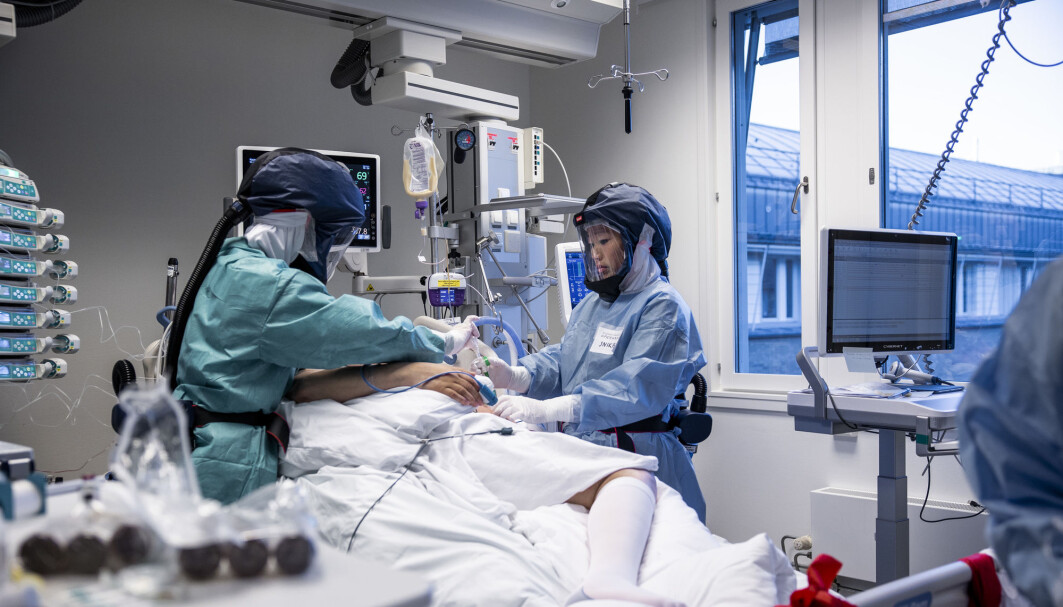 Behandling av pasienter med covid-19 på intensivavdelingen på Oslo Universitetssykehus Rikshospitalet. Søstrene Inika og June Flaa behandler en av pasientene som er innlagt på avdelingen. Behandling av pasienter med covid-19 på intensivavdelingen på Oslo Universitetssykehus Rikshospitalet. Søstrene Inika og June Flaa behandler en av pasientene som er innlagt på avdelingen.