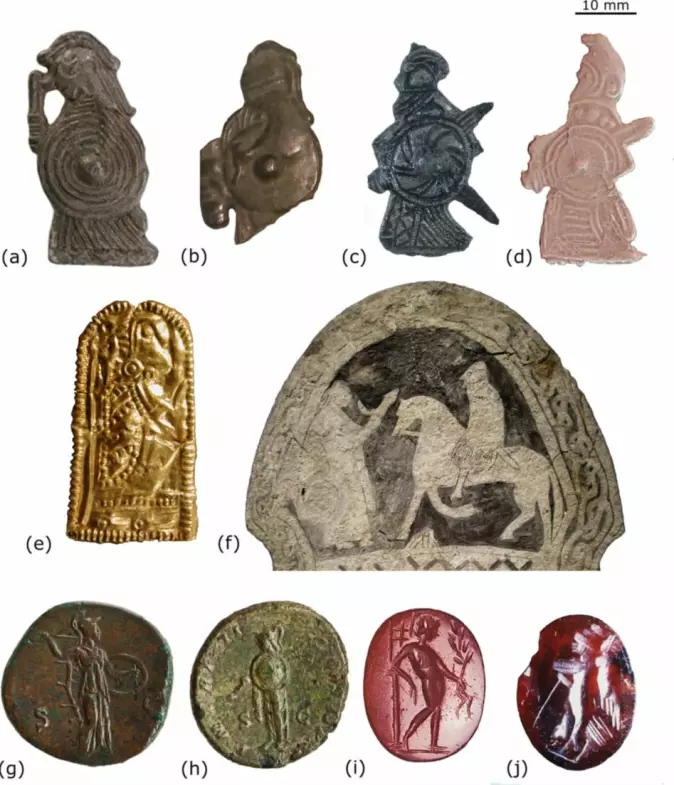 Den væpnede kvinnen fra Ribe (d) minner mye om andre funn, blant annet romerske mynter (g-j).