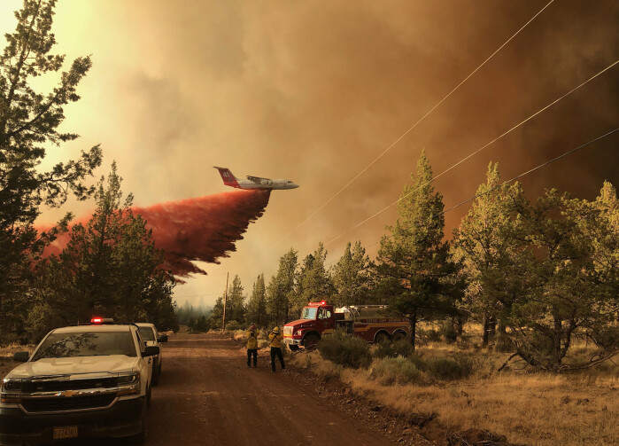 Et brannfly deltar i arbeidet med å slukke en skogbrann i Oregon i USA 11. juli. Den ekstreme hetebølgen vest i Canada og i de amerikanske delstatene Oregon og Washington ville vært omtrent utenkelig uten menneskeskapte klimaendringer, ifølge forskere. Et brannfly deltar i arbeidet med å slukke en skogbrann i Oregon i USA 11. juli. Den ekstreme hetebølgen vest i Canada og i de amerikanske delstatene Oregon og Washington ville vært omtrent utenkelig uten menneskeskapte klimaendringer, ifølge forskere.
