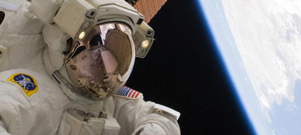 Astronaut Rick Mastracchio på sin tredje arbeidsøkt utenfor Den internasjonale romstasjonen 13. april 2010. (Foto: NASA)
