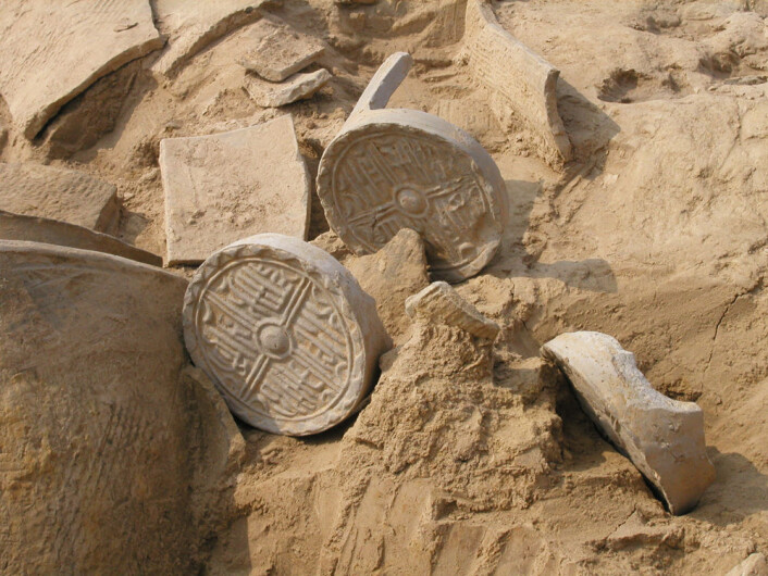 Fliser som skulle brukes til reparasjoner av et hus ble liggende igjen da flommen begravde Sanyangzhuang. (Foto: Henan Provincial Institute of Cultural Relics and Archaeology) Fliser som skulle brukes til reparasjoner av et hus ble liggende igjen da flommen begravde Sanyangzhuang. (Foto: Henan Provincial Institute of Cultural Relics and Archaeology)