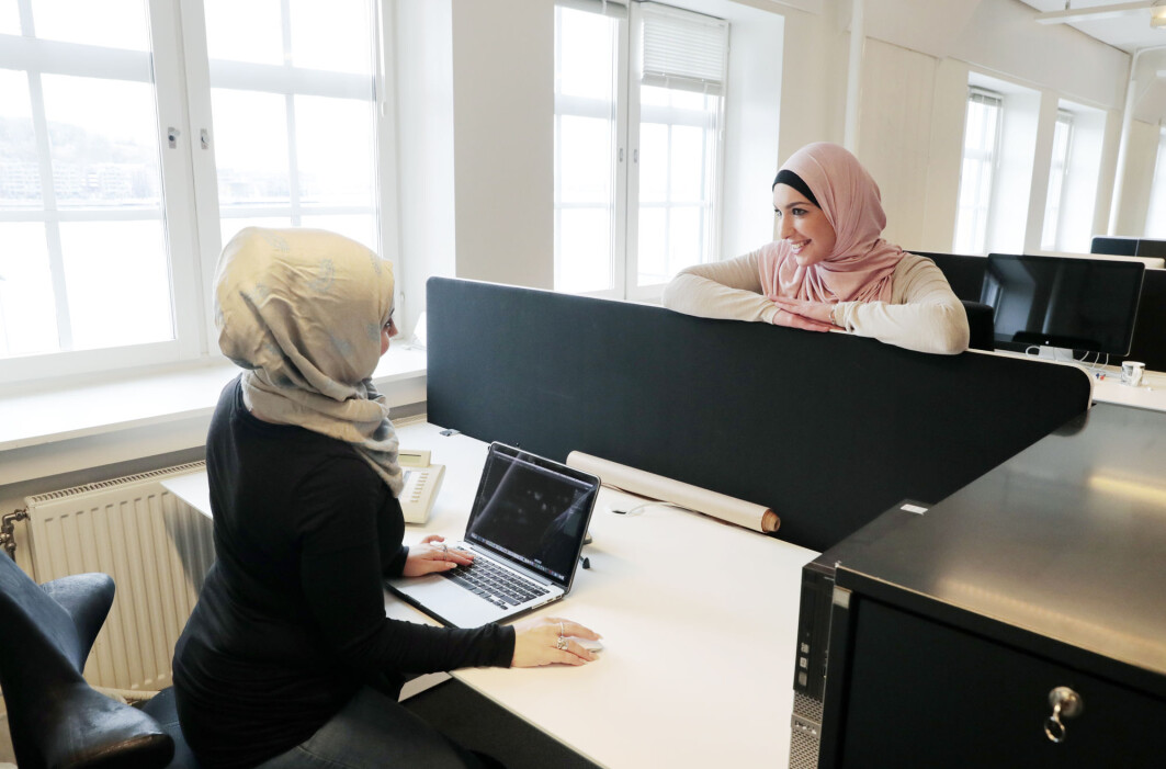 kollegaer som avbryter deg på jobb, gjør at du føler deg mer hjemme på arbeidsplassen, ifølge ny studie. kollegaer som avbryter deg på jobb, gjør at du føler deg mer hjemme på arbeidsplassen, ifølge ny studie.