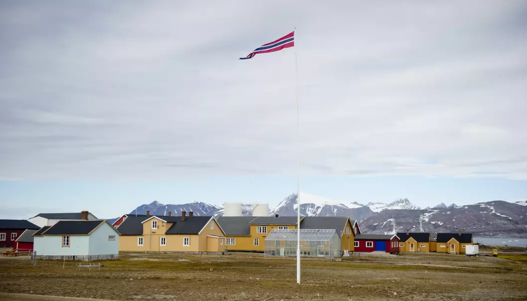 I Ny-Ålesund bor det omtrent 40 personer året rundt. Om sommeren er det rundt 150 som bor her.