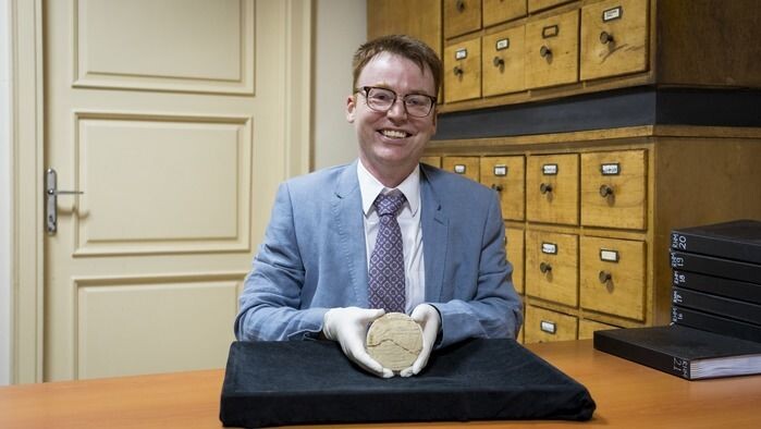 Daniel S. Mansfield grubler fortsatt på et uløst mysterium med leirtavlen Si.427. Det er et merkelig nummer på baksiden. Daniel S. Mansfield grubler fortsatt på et uløst mysterium med leirtavlen Si.427. Det er et merkelig nummer på baksiden.