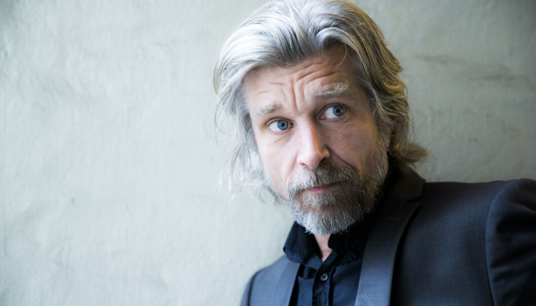 Når man leser Knausgårds Min kamp er gjenkjennelsesaspektet frapperende og psykologien så sann som en moderne roman kan bli ut fra sine klassiske forutsetninger. Men det er likevel lite i verket som bringer leseren ny forståelse av noe som helst, det er ikke noe der som man tendensiøst kan kalle genialitet, skriver Per Bjørnar Grande. Når man leser Knausgårds Min kamp er gjenkjennelsesaspektet frapperende og psykologien så sann som en moderne roman kan bli ut fra sine klassiske forutsetninger. Men det er likevel lite i verket som bringer leseren ny forståelse av noe som helst, det er ikke noe der som man tendensiøst kan kalle genialitet, skriver Per Bjørnar Grande.