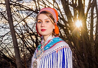 Etter at artisten Ella Marie Hætta Isaksen ble en offentlig person, sluttet hun å lese kommentarfelt når noen skrev om henne. Etter at artisten Ella Marie Hætta Isaksen ble en offentlig person, sluttet hun å lese kommentarfelt når noen skrev om henne.