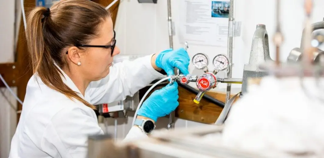 Ved hjelp av en metode kalt CCMS kan forskerne trekke ut CO₂ fra en rekke gasser som kraftproduksjon og industri slipper ut. Ved hjelp av en metode kalt CCMS kan forskerne trekke ut CO₂ fra en rekke gasser som kraftproduksjon og industri slipper ut.