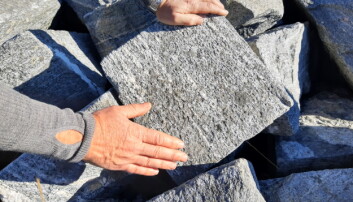 Steinblokkene ble bearbeidet med prikkhammer til de fikk en jevn ytterflate. Steinblokkene ble bearbeidet med prikkhammer til de fikk en jevn ytterflate.