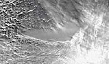 "På dette satellittfotoet fra NASA synes Vostoksjøen tydelig fordi isen over sjøen er flatere enn i omgivelsene." "På dette satellittfotoet fra NASA synes Vostoksjøen tydelig fordi isen over sjøen er flatere enn i omgivelsene."