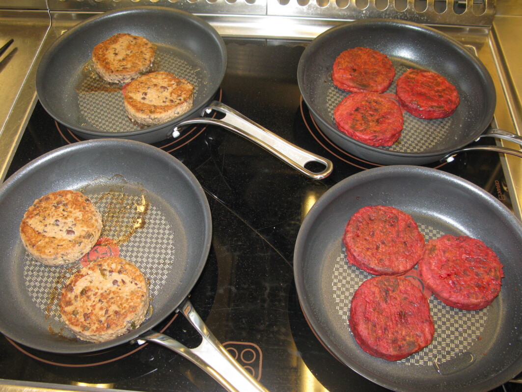 Proteininnholdet i en middag bør være 20 gram. Blant vegetarburgerne varierer proteininnholdet fra 4,9 til 21 gram per 100 gram, og de fleste burgerne veier litt over 100 gram. Proteininnholdet i en middag bør være 20 gram. Blant vegetarburgerne varierer proteininnholdet fra 4,9 til 21 gram per 100 gram, og de fleste burgerne veier litt over 100 gram.