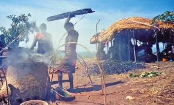 "Tilgang på rent vann og toaletter er en nøkkel til fattigdomsbekjempelse. Her et bilde av afrikanske kvinner som driver med jernsmelting."