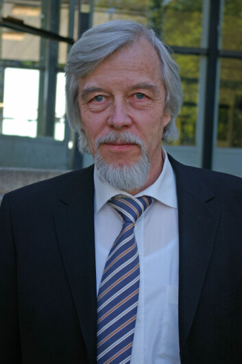 "Rolf Dieter-Heuer minner om at det å reparere verdens største partikkelakselerator er en komplisert affære. (Foto: Bjørnar Kjensli)" "Rolf Dieter-Heuer minner om at det å reparere verdens største partikkelakselerator er en komplisert affære. (Foto: Bjørnar Kjensli)"