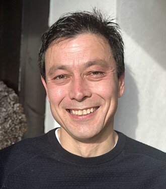 Seniorforsker Christian John Engelsen forsker på hvordan aske mest effektivt kan fange opp og lagre CO2. Seniorforsker Christian John Engelsen forsker på hvordan aske mest effektivt kan fange opp og lagre CO2.