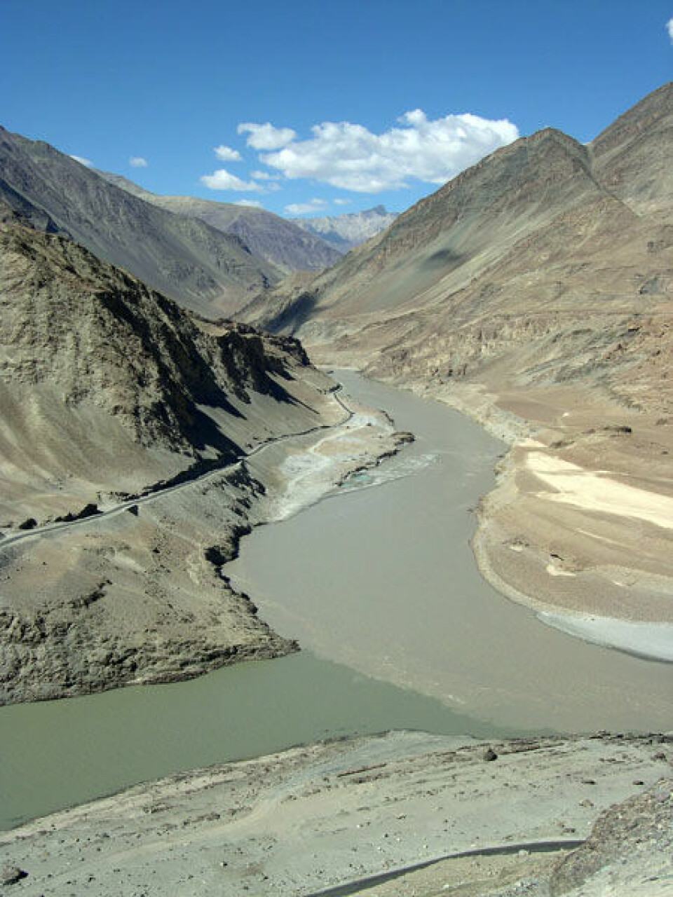Induselven regnes for å være Pakistans livsnerve fordi den strømmer fra fjellene gjennom hele landet med rent smeltevann. Problemet er at elven har det med å flyte over sine bredder på grunn av monsunregn. (Foto: Wikimedia Commons)
