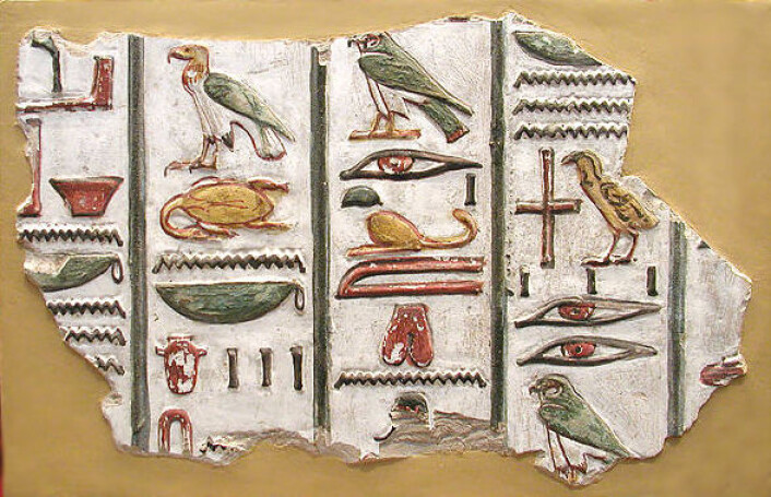 Hieroglyf fra Seti den førstes grav. Nederst i andre kolonne til venstre for de tre strekene finner man hieroglyfen for hjerte. Hieroglyfen for øye ser vi i tredje og fjerde kolonne. (Foto: Jon Bodsworth/British Museum/Wikimedia Commons) Hieroglyf fra Seti den førstes grav. Nederst i andre kolonne til venstre for de tre strekene finner man hieroglyfen for hjerte. Hieroglyfen for øye ser vi i tredje og fjerde kolonne. (Foto: Jon Bodsworth/British Museum/Wikimedia Commons)