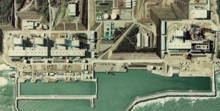 Luftfoto av Fukushima-kjernekraftverket før ulykken. Reaktor 1, som eksploderte først, er blokken lengst til høyre av de fire firkantene til venstre i bildet. Reaktorene kan videre telles nummer to til fire mot venstre. (Foto: National Land Image Information (Color Aerial Photographs), Ministry of Land, Infrastructure, Transport and Tourism) Luftfoto av Fukushima-kjernekraftverket før ulykken. Reaktor 1, som eksploderte først, er blokken lengst til høyre av de fire firkantene til venstre i bildet. Reaktorene kan videre telles nummer to til fire mot venstre. (Foto: National Land Image Information (Color Aerial Photographs), Ministry of Land, Infrastructure, Transport and Tourism)