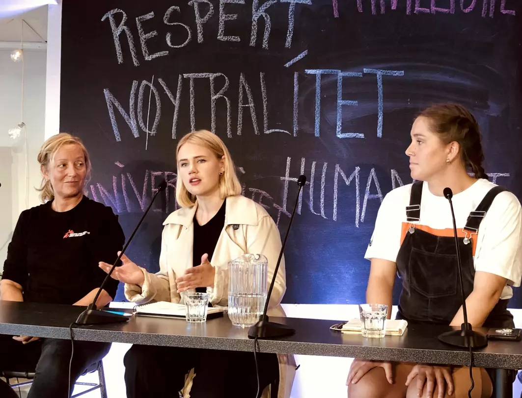 Lea Mariero (midten) og Naja Amanda Lynge Møretrø (høyre) advarer om at ungdom slutter å følge med på vanlige medier, om mediene ikke er i stand til å gi unge et mer positivt syn på verden. Lindis Hurum i Leger Uten Grenser til venstre.