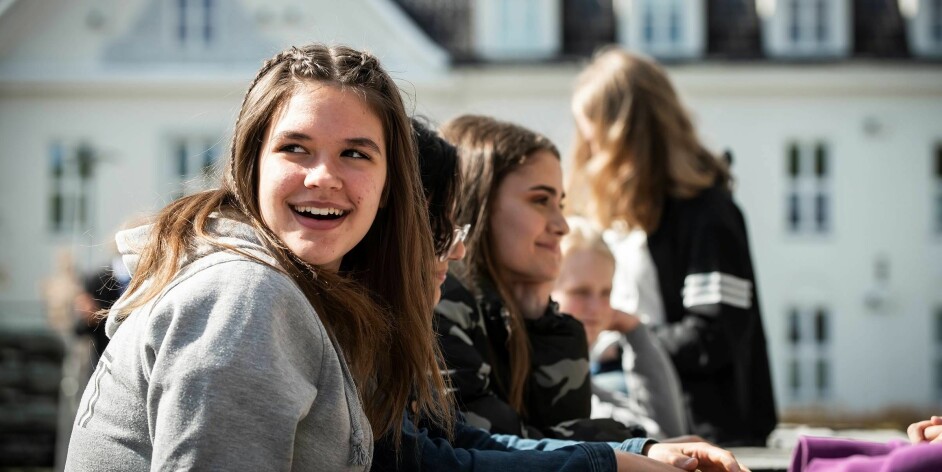 Milla Opsund (17) fra Sarpsborg (nærmest kamera) vurderer å utdanne seg til bilselger i stedet for frisør.