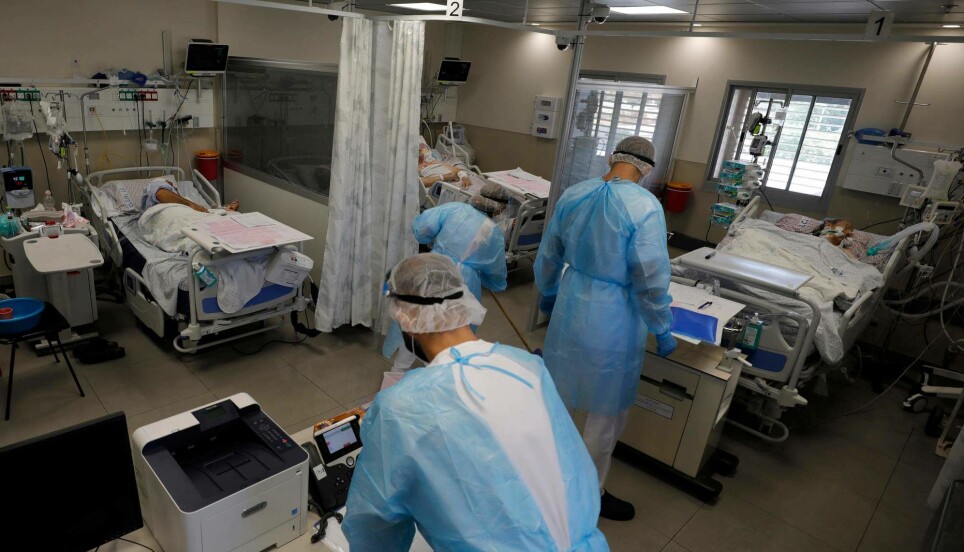 Smitten stiger raskt i Israel. Gjennomsnittet er nå på over 6000 daglig den siste uka. Her behandler leger pasienter på Covid-19 avdelingen av Ziv Medical Centre i byen Safed i Israel den 12. august.