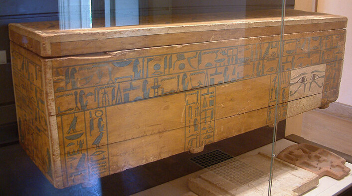 Forsiden av en egyptisk trekiste i Louvre-museet. (Foto: Guillaume Blanchard, Wikimedia Commons)