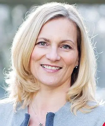 Autokorrekturen blander seg opp i hvilke av de tillatte formene i norsk språk som faktisk blir brukt, også, forklarer Unn Røyneland. Autokorrekturen blander seg opp i hvilke av de tillatte formene i norsk språk som faktisk blir brukt, også, forklarer Unn Røyneland.